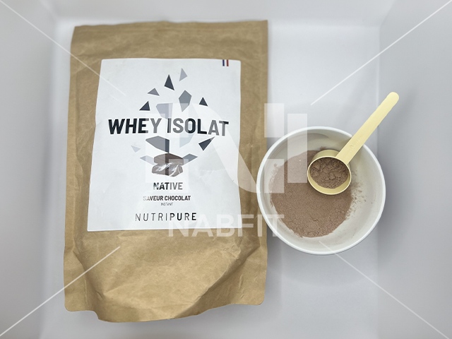 « Whey Isolat » de Nutripure à l'état de poudre, avant mélange