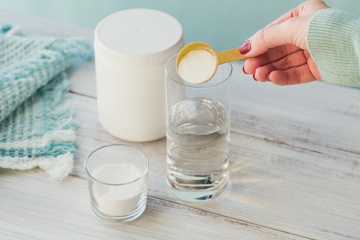 Une personne pratiquante de fitness consommant un complément alimentaire de collagène en poudre