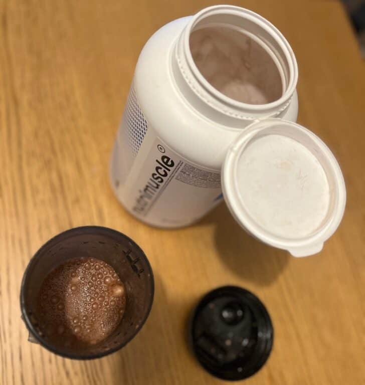 Photo personnelle montrant la « Native Whey Isolate » Nutrimuscle après le mélange de cette protéine