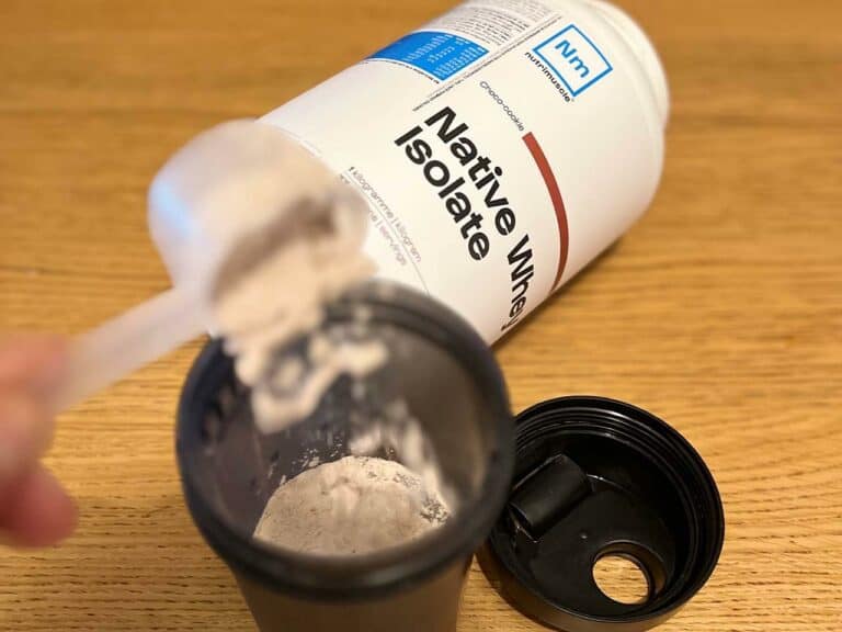 Photo personnelle montrant la « Native Whey Isolate » Nutrimuscle avant le mélange et le test du goût de cette protéine