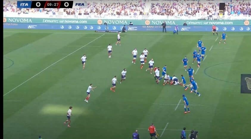 Capture d'écran du match opposant le XV de l'Italie à celui de la France en Tournoi des Six Nations de rugby avec, en fond, le logo de Novoma
