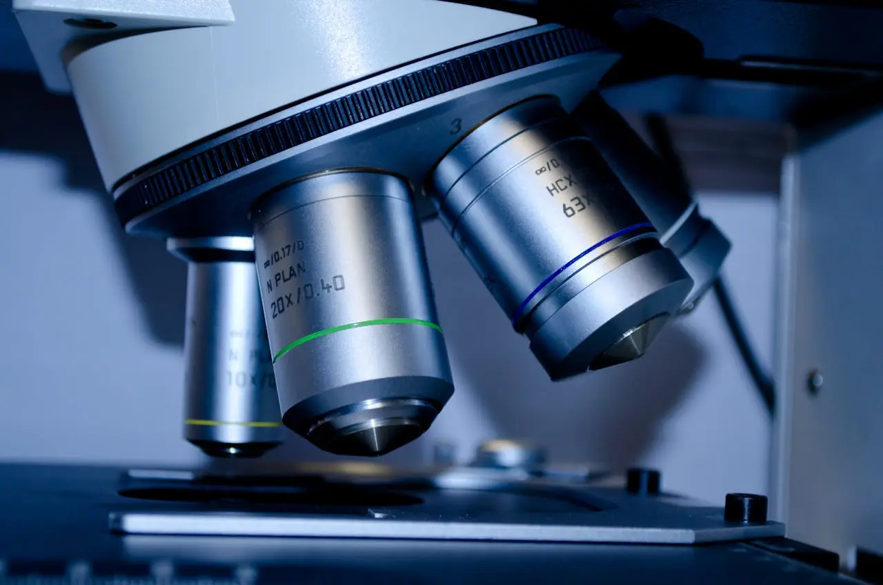 Un microscope en action lors d'une analyse d'un complément alimentaire en laboratoire