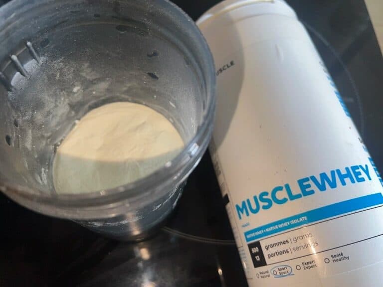 Isolate Native Whey Mix:Musclewhey Nutrimuscle que vaut double protéine test et avis avant mélange Photo personnelle NabFit.fr montrant un shaker de whey contenant de l'Isolate Native Whey Mix (anciennement Musclewhey) de la marque Nutrimuscle, avant le mélange