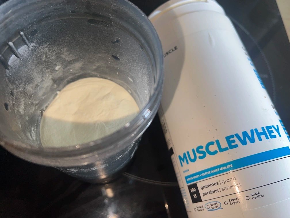 Photo personnelle NabFit.fr montrant un shaker de whey contenant de l'Isolate Native Whey Mix (anciennement Musclewhey) de la marque Nutrimuscle, avant le mélange