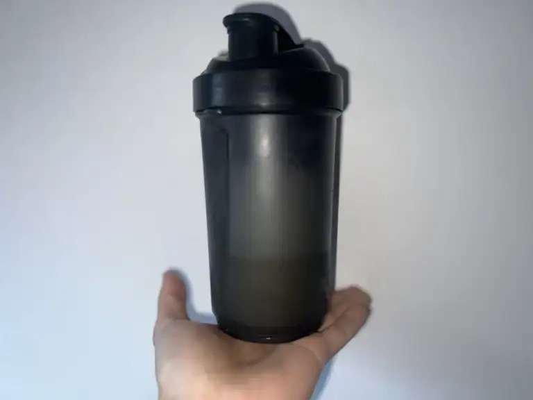 Isolate Native Whey Mix:Musclewhey Nutrimuscle que vaut double protéine test et avis immédiatement après mélange Photo personnelle NabFit.fr montrant un shaker de l'Isolate Native Whey Mix (anciennement Musclewhey) de la marque Nutrimuscle, avant mélange