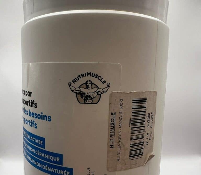 Isolate Native Whey Mix:Musclewhey Nutrimuscle que vaut double protéine test et avis qualité produit Photo personnelle NabFit.fr montrant le logo Nutrimuscle sur le pot l'Isolate Native Whey Mix (anciennement Musclewhey)