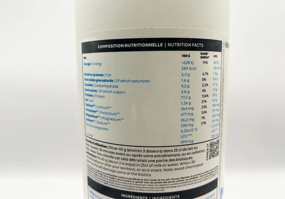 Photo personnelle NabFit.fr montrant le dos du pot de l'Isolate Native Whey Mix (anciennement Musclewhey) de la marque Nutrimuscle, avec la composition et les valeurs nutritionnelles du produit