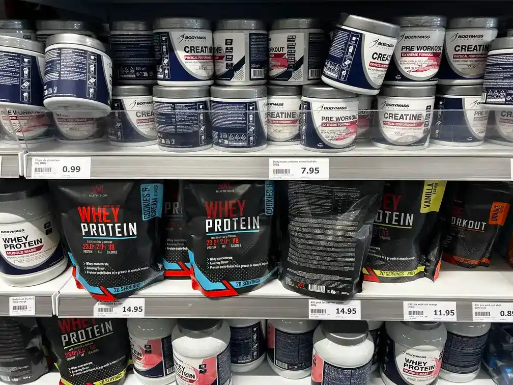 Photo personnelle NabFit.fr du rayon sport d'un magasin Action à Montpellier avec deux compléments alimentaires XXL Nutrition : de la whey et un pre-workout en poudre