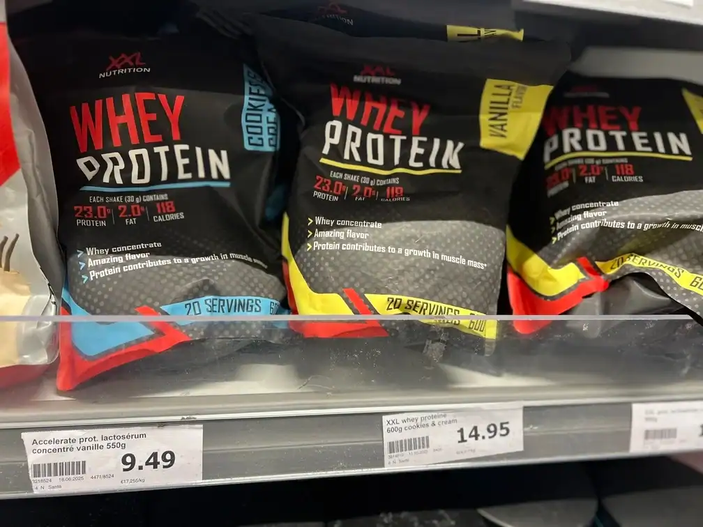 Photo personnelle NabFit.fr de la whey protéine de la marque de compléments alimentaires XXL Nutrition, dans un rayon sport d'un magasin Action