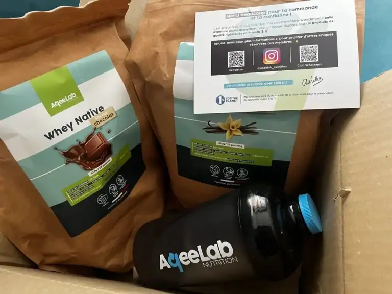 Concentré Whey Native AqeeLab Nutrition est-il le meilleur du marché test avis crowdfunding colis Photo personnelle NabFit.fr d'un colis de la marque de compléments alimentaires AqeeLab Nutrition avec deux paquets de Whey Native et d'un shaker