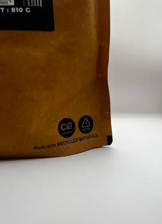 Concentré Whey Native AqeeLab Nutrition est-il le meilleur du marché test avis emballage recyclable Photo personnelle NabFit.fr du paquet de Whey Native AqeeLab Nutrition affichant la mention de la matière recyclable