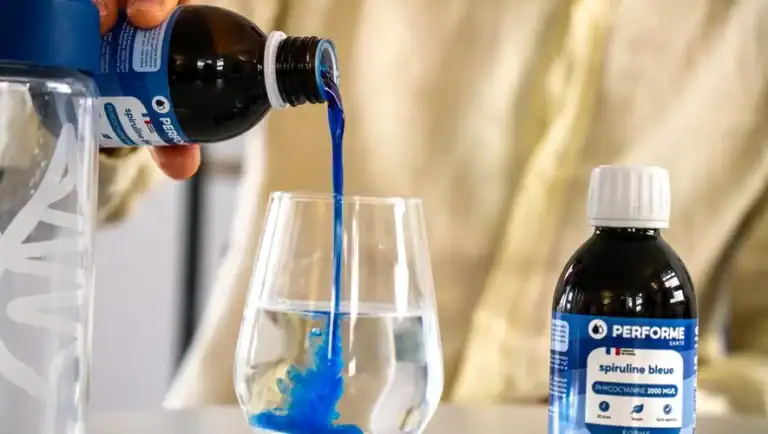 Illustration d'un produit à base de spiruline bleue liquide de la marque Performe.co