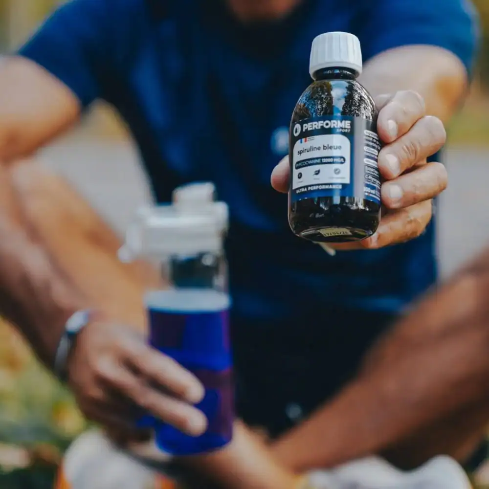 Illustration d'un produit à base de spiruline liquide de la marque Performe, accompagné de sa gourde