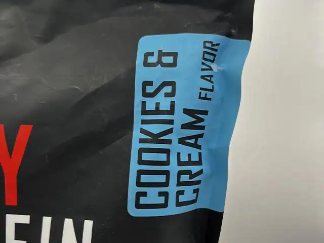 Whey protéine XXL Nutrition Action est-elle bonne affaire conservation miscibilité goût Photo personnelle NabFit.fr montrant le côté du paquet de Whey Protein XXL Nutrition saveur Cookies & cream