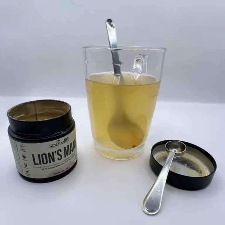 Photo personnelle NabFit.fr du Lion's Mane de la marque SporeLife, une fois mélangé à de l'eau.